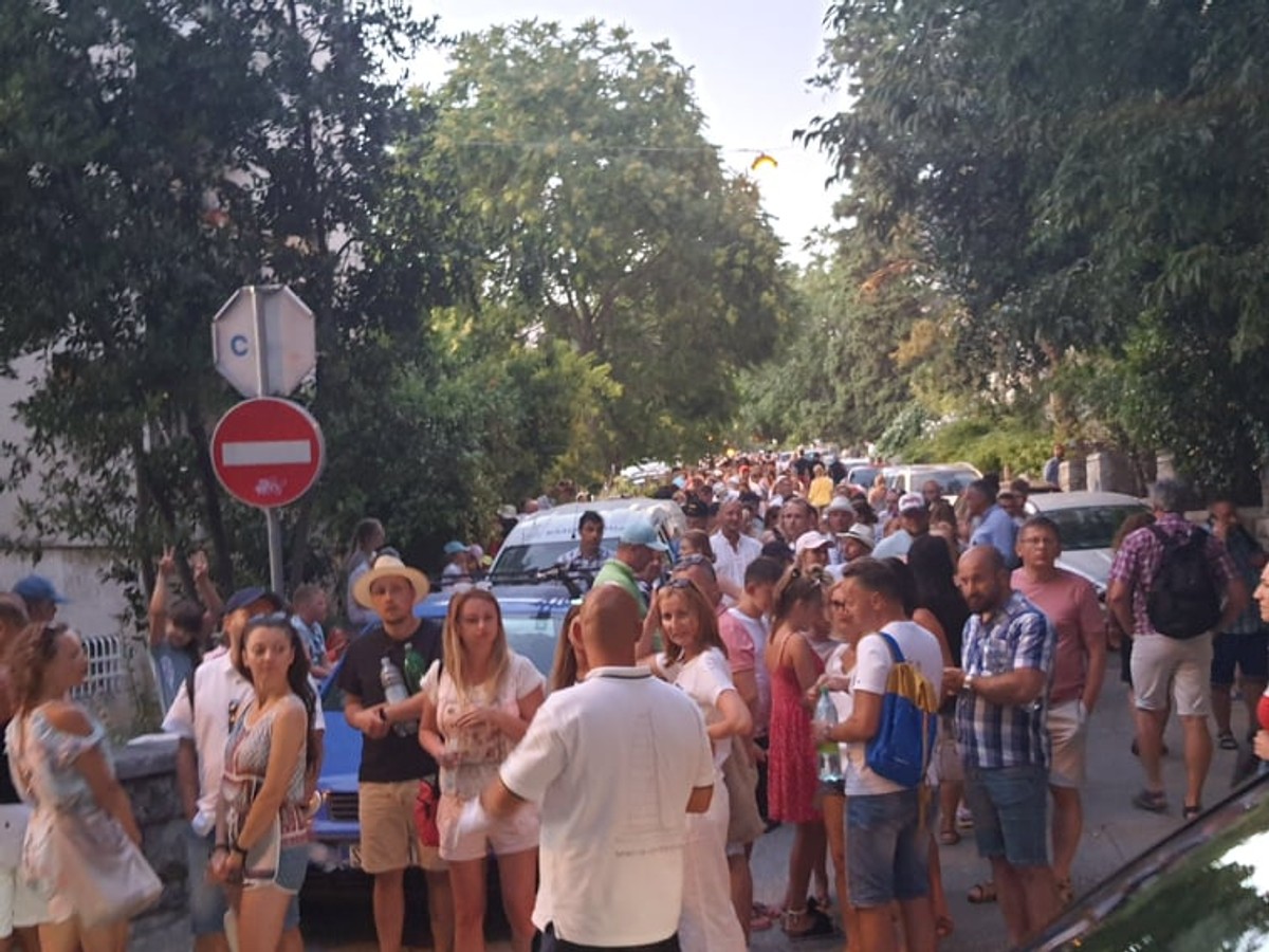 POLJACI BIRAJU Cijelog dana ne jenjava gužva na glasačkom mjestu u Istarskoj, konzulat zatvara kad zadnji birač zaokruži kandidata