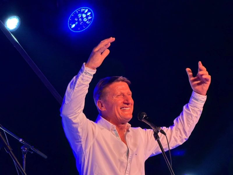 VIDEO Klapa Intrade započela koncert u Primoštenu, publika ih dočekala velikim pljeskom