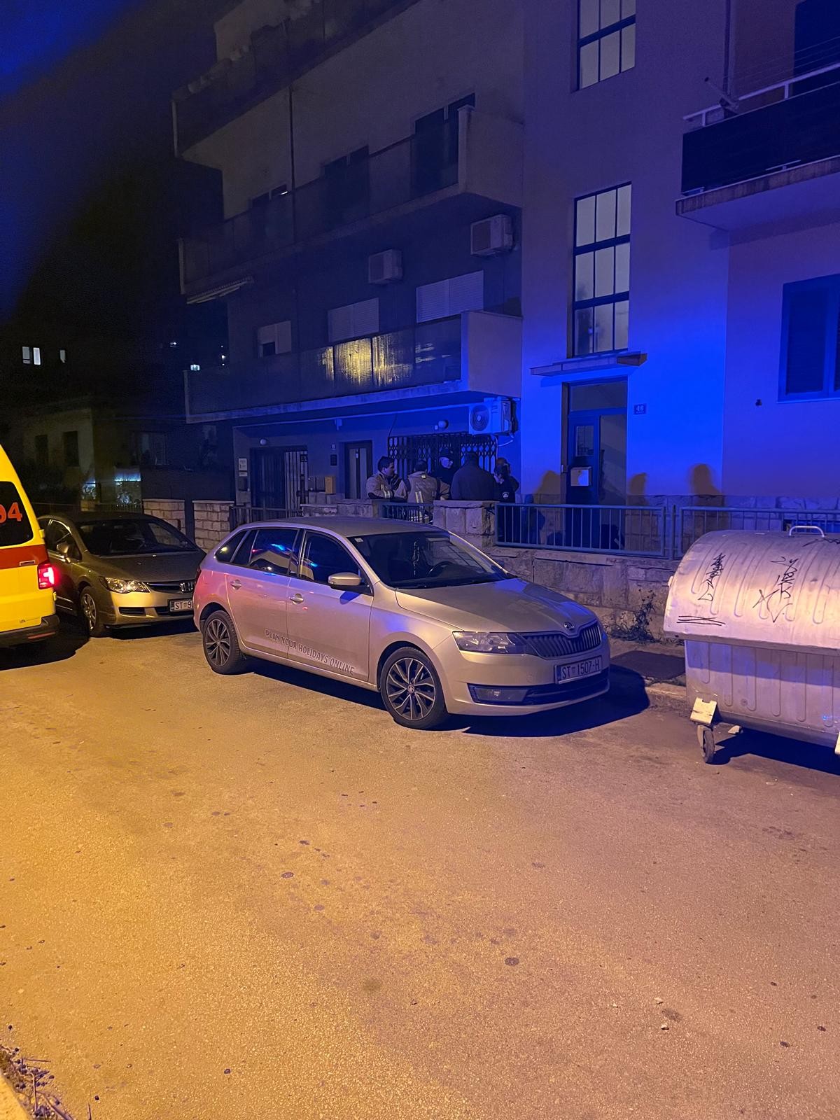 UŽAS U TRŠĆANSKOJ Vatrogasci iz stana pokušavaju izvući mrtvog muškarca. Sve je zatrpano smećem