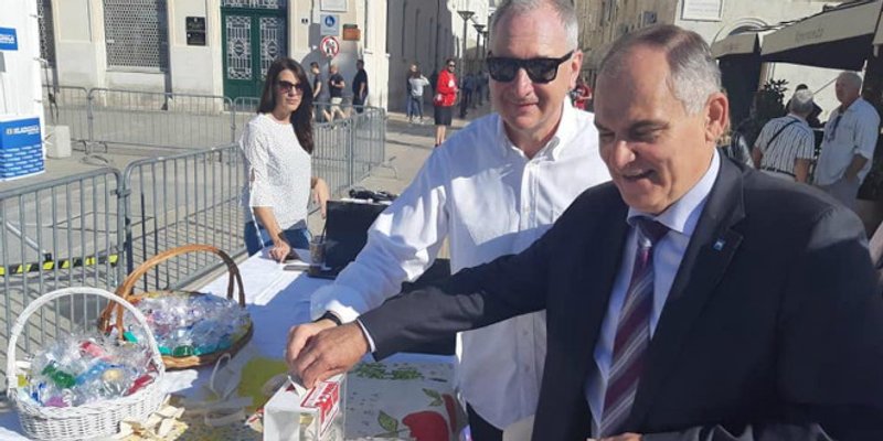 DAN BIJELOG ŠTAPA NA RIVI Gradonačelnik i župan zaigrali nogomet za slijepe 