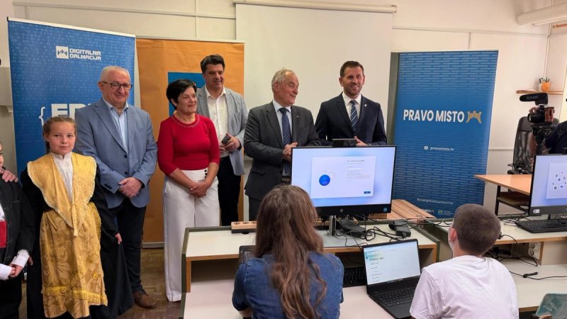 Splitsko-dalmatinska županija ulaže 15.000 € u opremu za OŠ Manuš u sklopu Digitalne akademije, evo detalja