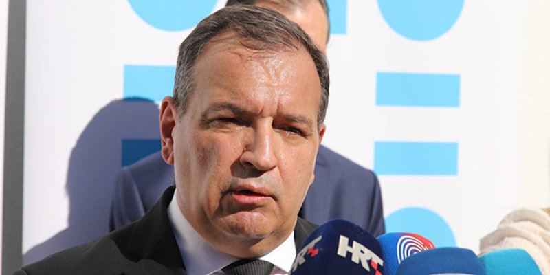 BOLE GA LEĐA? Ministar Beroš zvao tajnika da podigne papire s poda umjesto njega