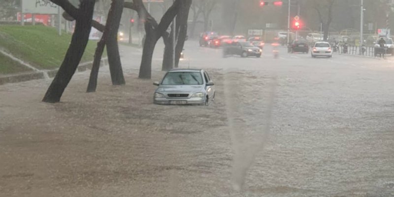 NEVJEROJATNA FOTOGRAFIJA Zaronio automobil kraj Poljuda!
