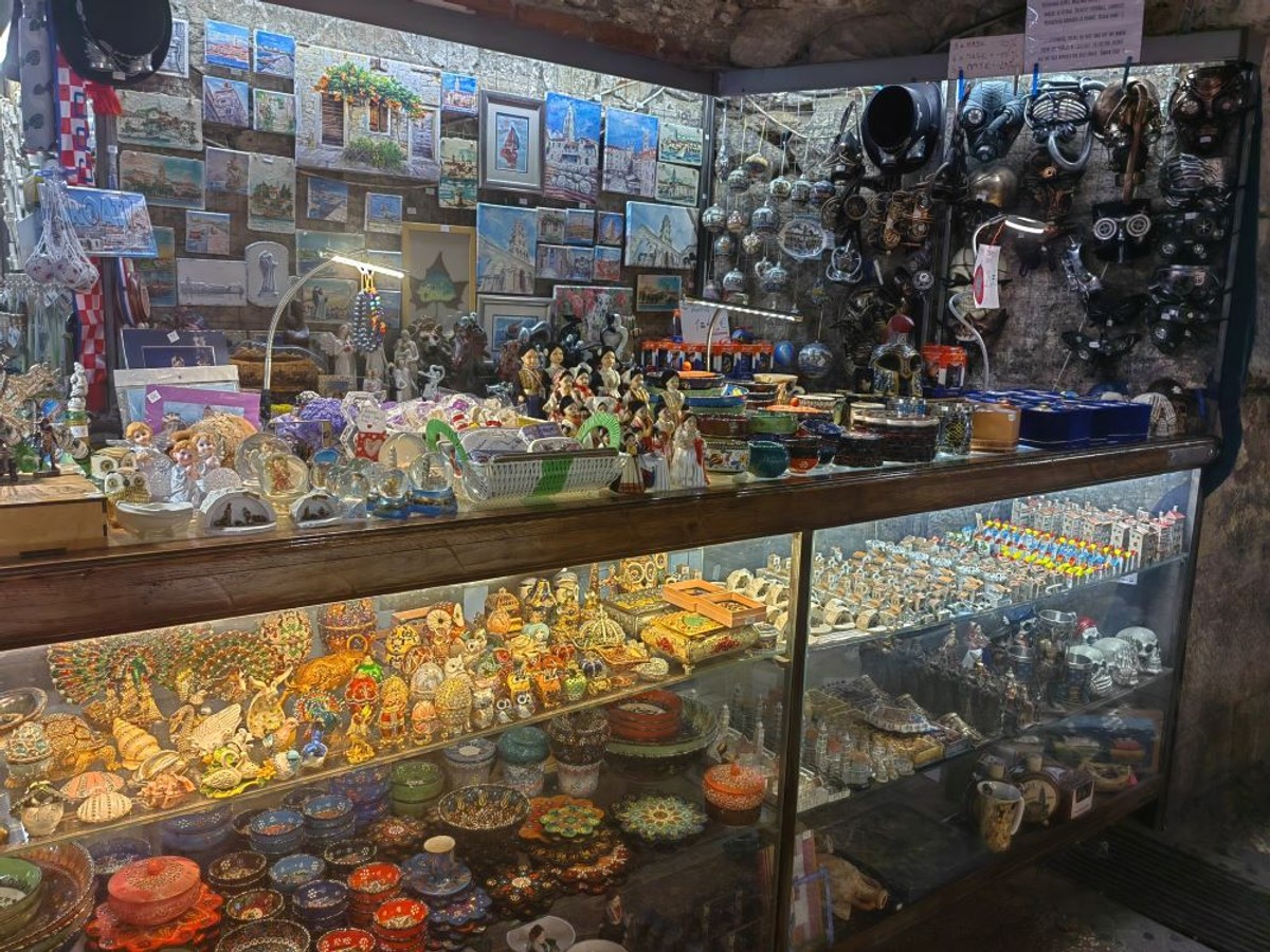 ŠOK U DIOKLECIJANOVIM PODRUMIMA 'Ovdje radim već 20 godina. Ovo je grozno, drsko, bezobrazno'