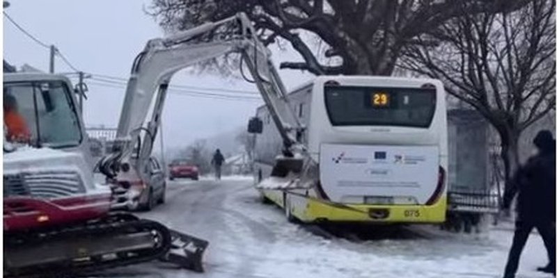 VIDEO 'Spašavanje' autobusa u Tugarama