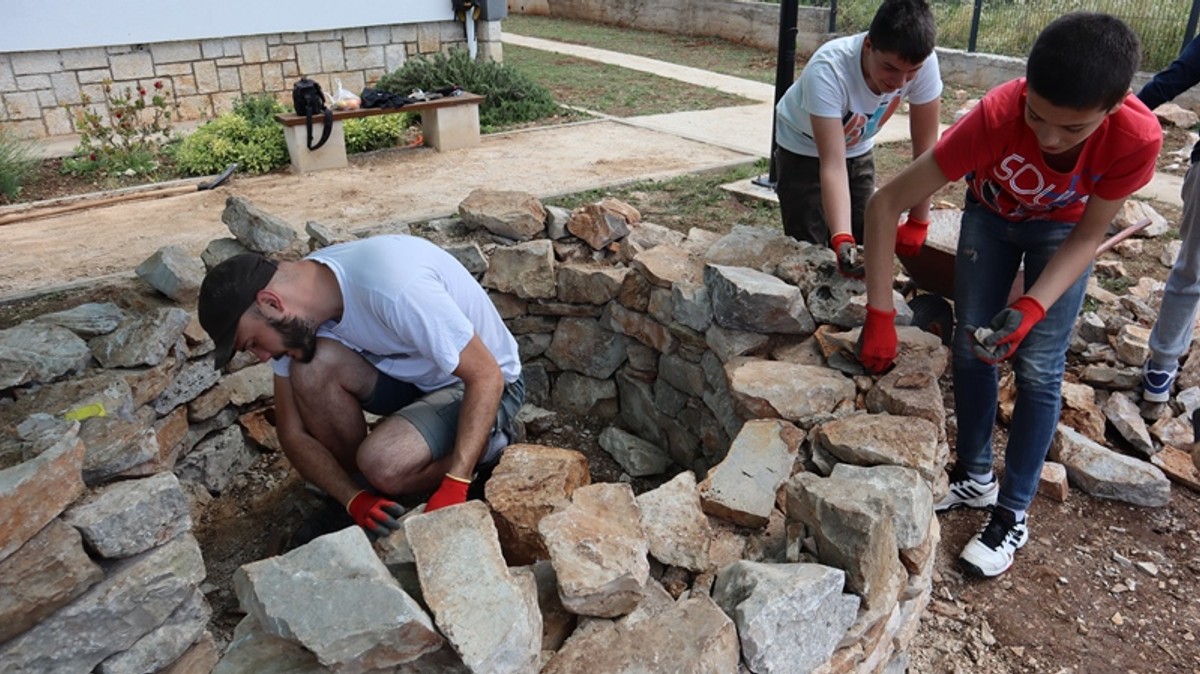 Mladi Šoltani uče se vještinama gradnje suhozida bez vezivnog sredstva