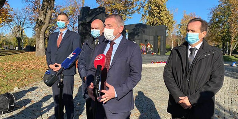 Izaslanstvo HNS-a položilo vijence i zapalilo svijeće na zagrebačkom Mirogoju