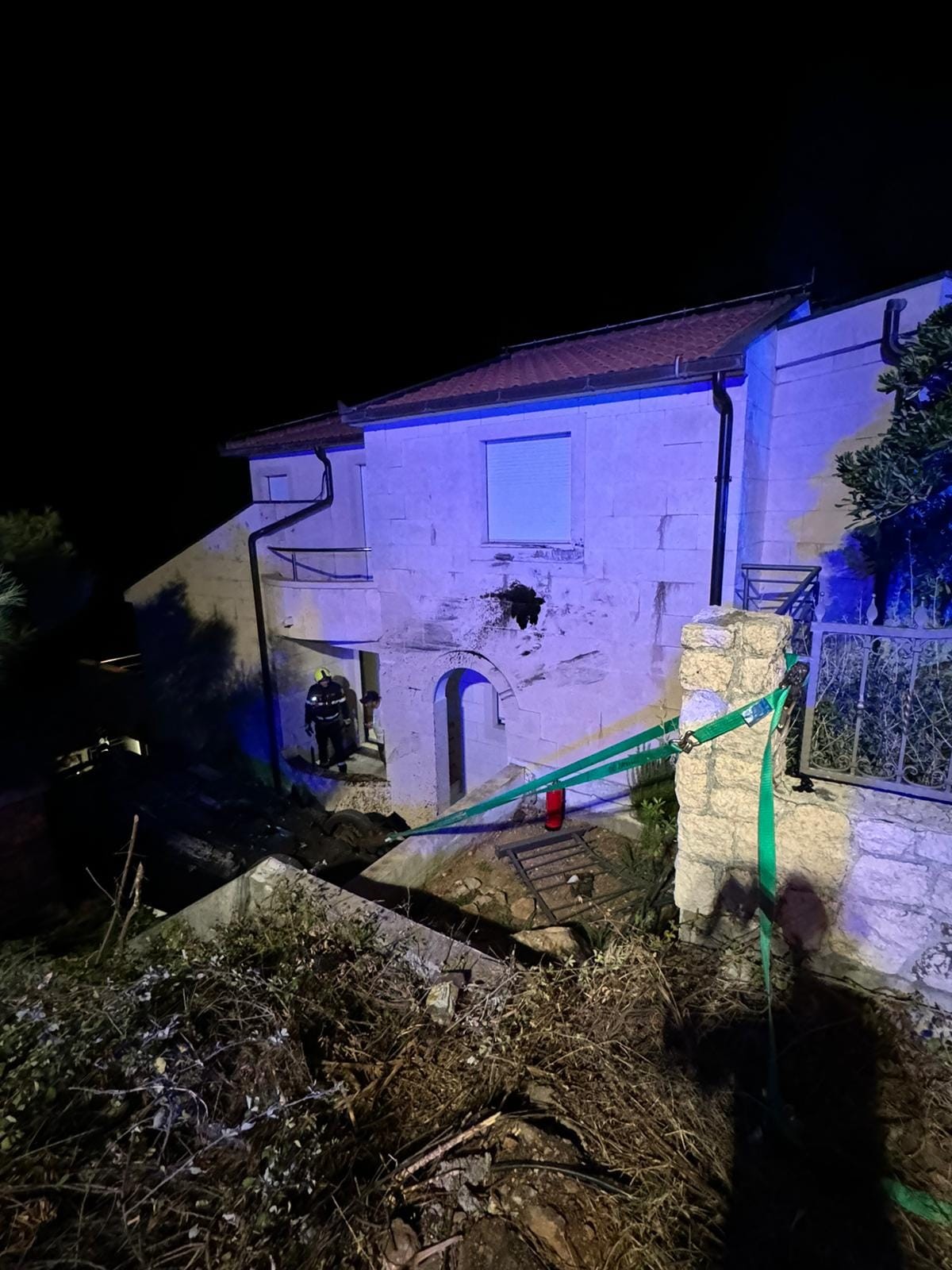 FOTO: TROJE OZLIJEĐENIH Pijani 18-godišnjak prevrnuo automobil na krov