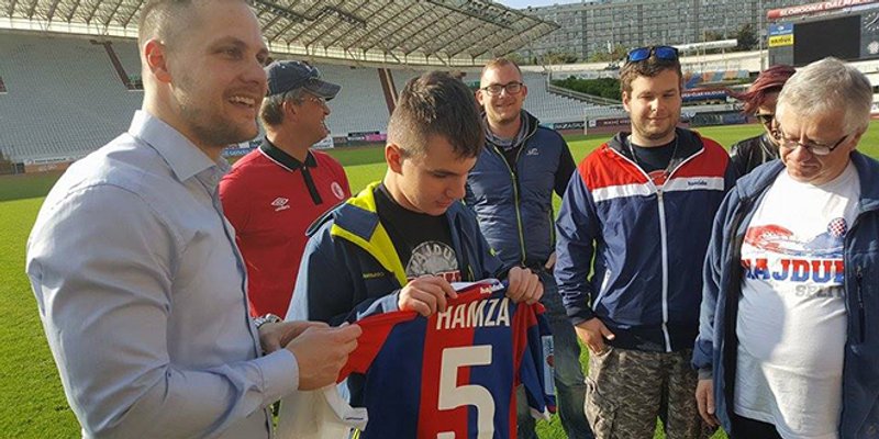 VELIKI HAJDUK: Slijepi Jan Vich prije povratka u Trutnov na dar je dobio dres svog omiljenog igrača Hamze Barryja