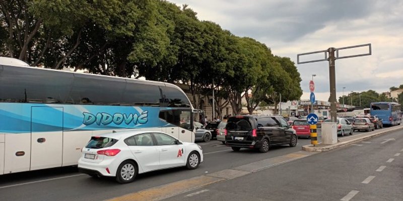 FOTO/VIDEO Gužva u splitskoj Trajektnoj luci, produženi je vikend