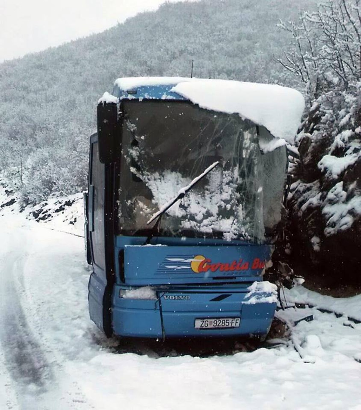 Nesreća po snijegu: Vozač Croatia Busa kod Zagvozda udario u brdo