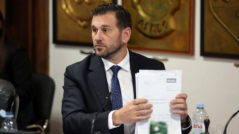 Šuta potpisao ugovore o sufinanciranju uređenja sportskih objekata pa gradski vijećnik podsjetio: 'Projekte je pripremila prošla gradska vlast'