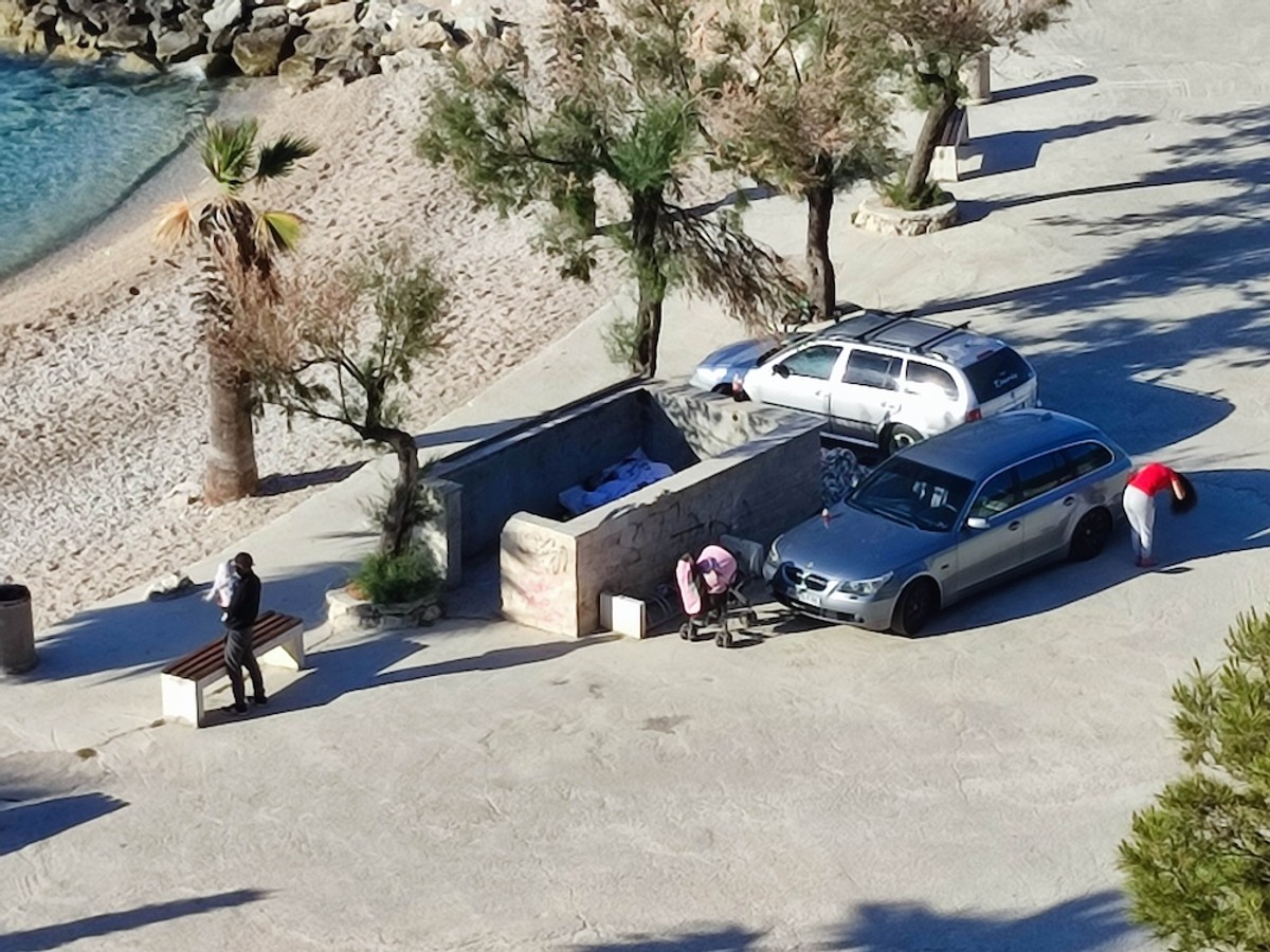 SVE BESPLATNO: Turisti spavaju na Obojenoj, udomaćili se u prvom redu do mora