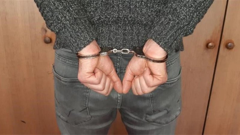 Prvo bježao policajcima pa im prijetio, jednog i udario!