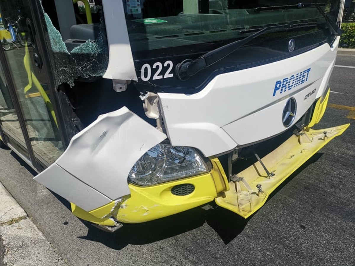 Sudar Prometovog autobusa i automobila, jedna putnica zatražila liječničku pomoć