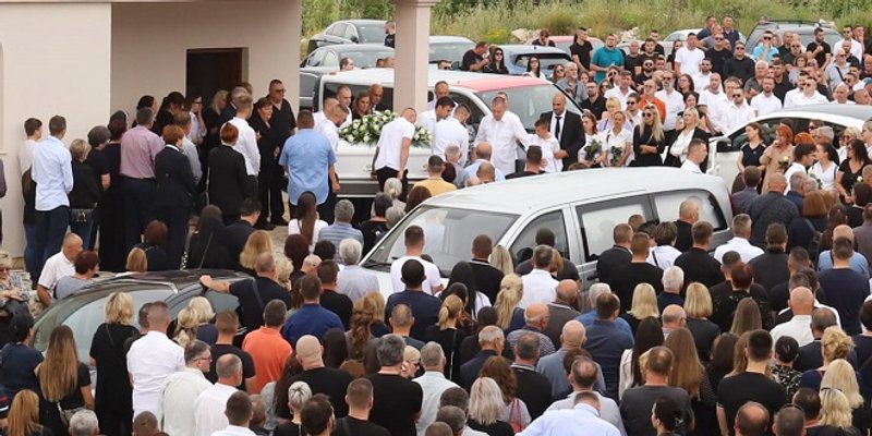 DVA SABLASNA BIJELA KOVČEGA Sahranjene sestre Petra i Jelena Kelam, intervenirala Hitna pomoć