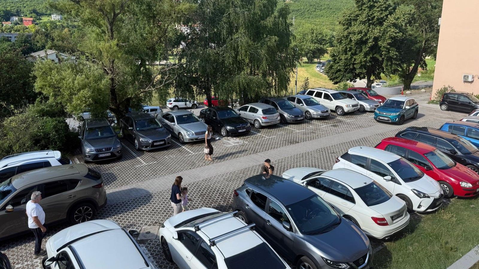 Prometni kaos ispred Doma zdravlja u Sinju: 'HDZ i Jadrijević glasali protiv proširenja parkinga'