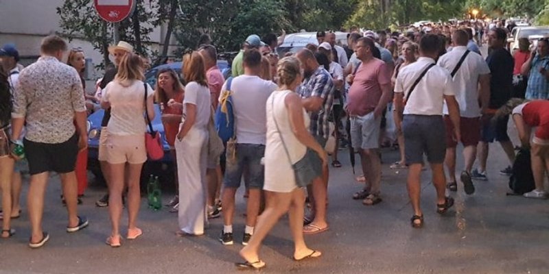 POLJACI BIRAJU Cijelog dana ne jenjava gužva na glasačkom mjestu u Istarskoj, konzulat zatvara kad zadnji birač zaokruži kandidata