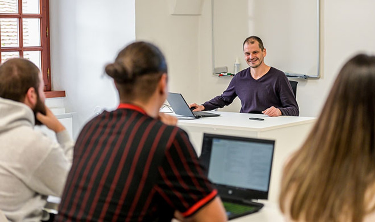 Postanite dio povijesti i budućnosti IT-a! Naš prvi informatički studij i dalje vodi u povezivanju informacijskih znanosti i ekonomije