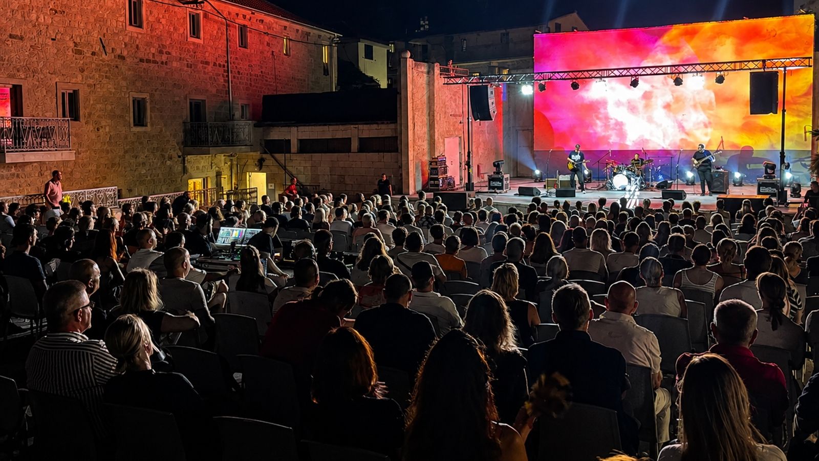 Stefanovski i njegov Trio napunili Ljetno kino u Makarskoj i priredili večer za pamćenje