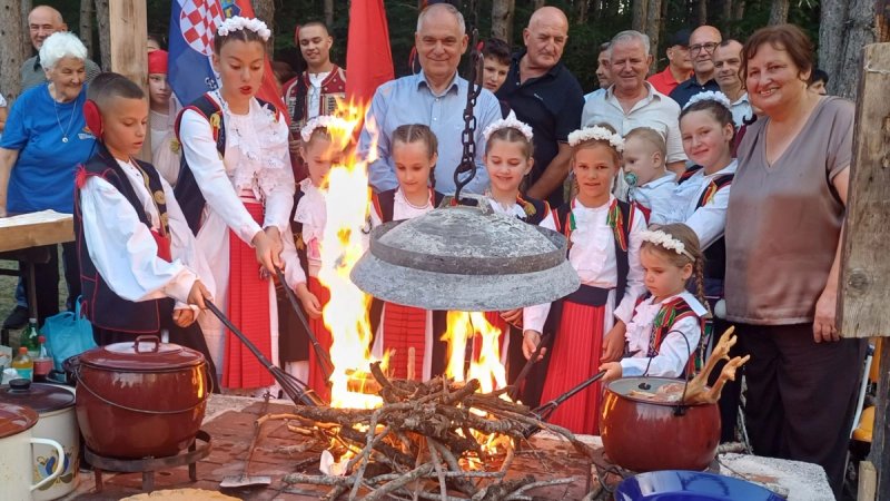 Mirisi komina, stara jela i pjesma do kasno u noć: Tijarica pokazala zašto njezina fešta privlači mnoge