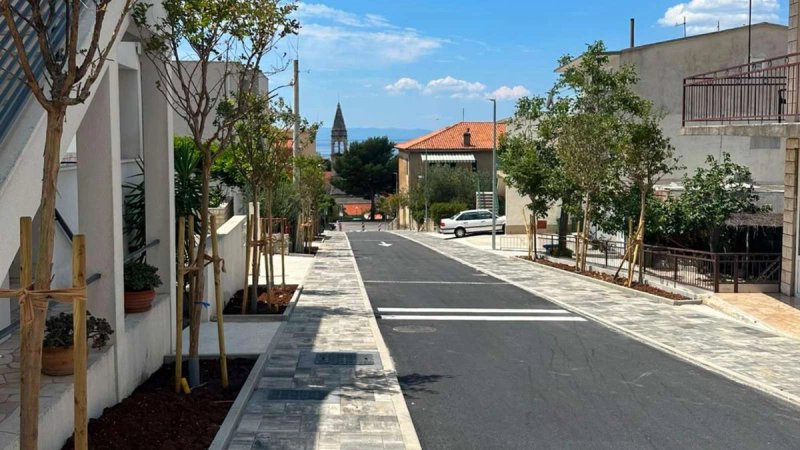 Završena prva faza rekonstrukcije Kotiške ulice u Makarskoj, od sutra je ponovno otvorena za promet
