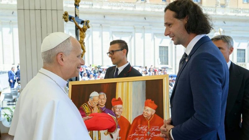 Slikar Petar Šibeniku Papi u Vatikanu uručio svoje djelo, uz želju da posjeti Hrvatsku