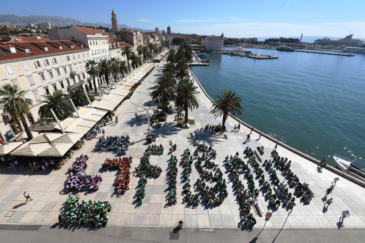 FOTOGALERIJA Započela manifestacija Mjesec gastronomije, na Prokurativama podijeljeno tisuću porcija