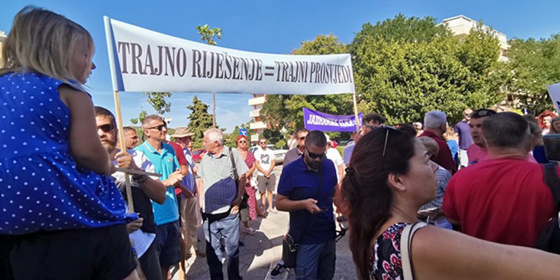 PONOVNO BLOKIRALI JADRANSKU ULICU 'Gdje je gradonačelnik kad je problem, lako se fotografirati uz nove autobuse!'