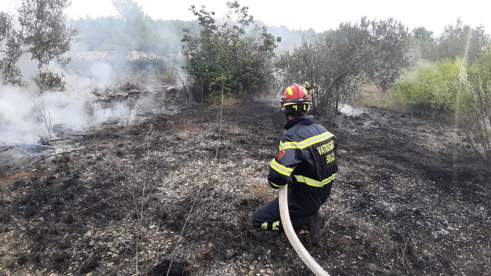 BRAČ Noćas gorjelo uz prometnicu u Selcima