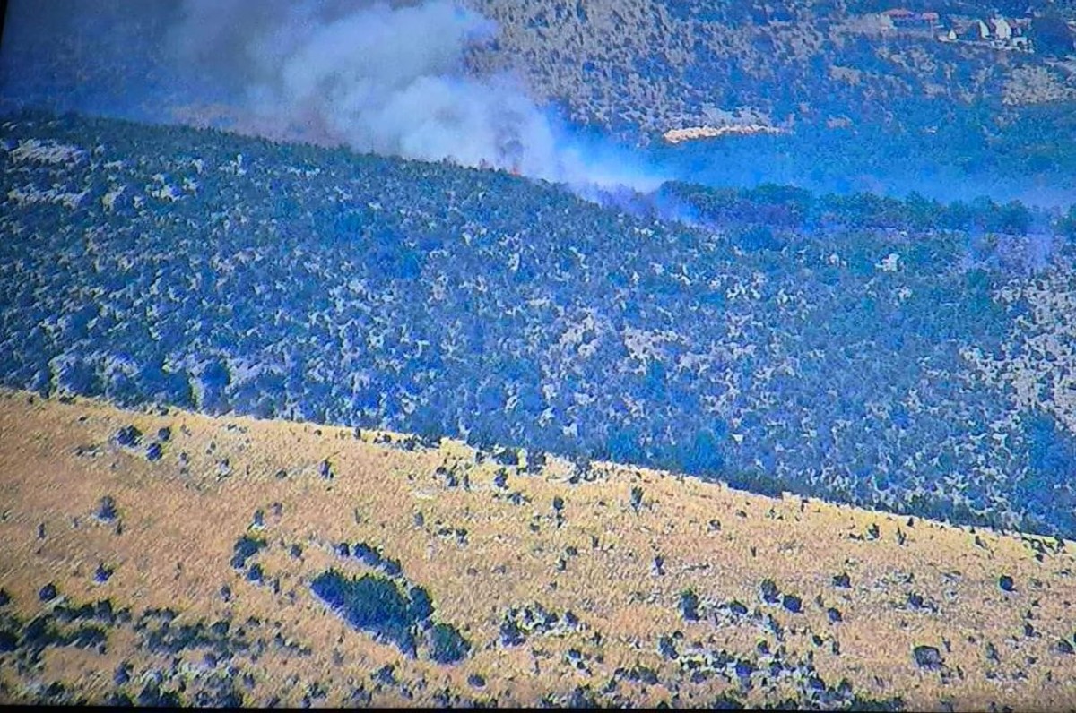 Požar kod Trogira, podignute zračne snage