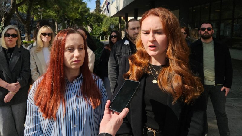 BIJELI ŠTRAJK Pedeset zaposlenika pred splitskim Centrom: 'Slučajevi se samo odrađuju, sustav puca, rokovi kasne'