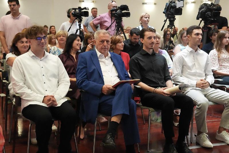 Dodijeljene tri vrijedne Nagrade dr. sc. Ante Žužul najboljim maturantima na ispitima iz Hrvatskog jezika i Povijesti