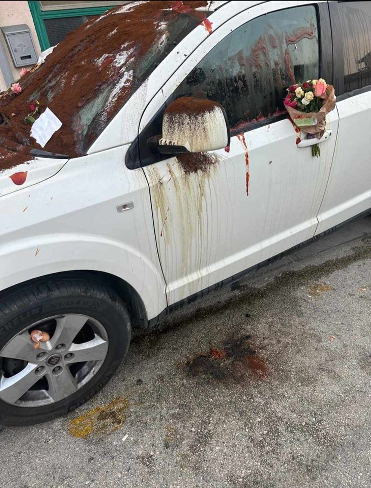 Vozaču 'servirali' kavu, jaja i cvijeće - na nepropisno parkirani automobil