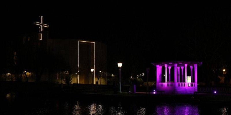 SIMBOLIČNA GESTA Mali Glorijet zasvijetlio ljubičastom bojom