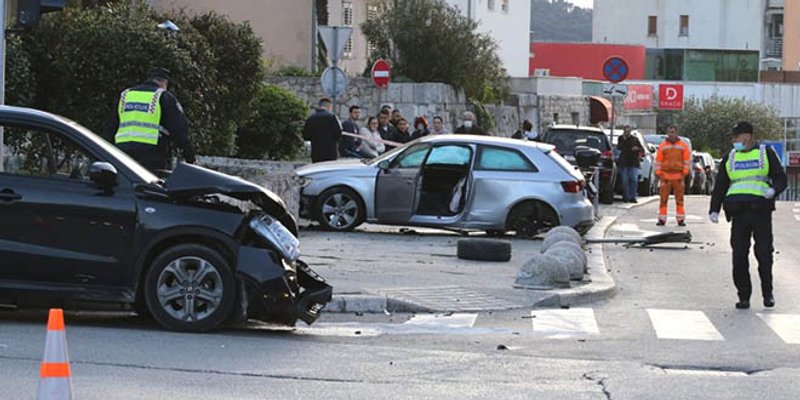 Sudar dva auta na križanju u Splitu, stradali pješaci! U bolnicu prebačeno dijete