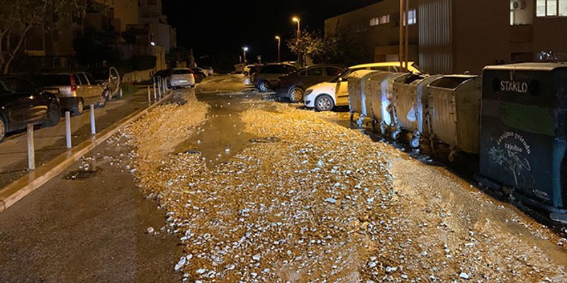 PUKLA CIJEV Voda nanijela kamenje na cestu kod ambulate na Mertojaku, radi se na sanaciji 