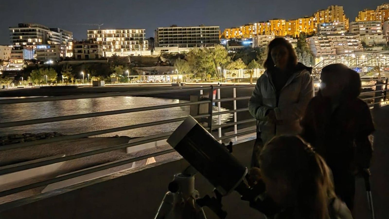 FOTOGALERIJA Održano javno astronomsko promatranje na Žnjanu povodom Međunarodnog tjedna tamnog neba