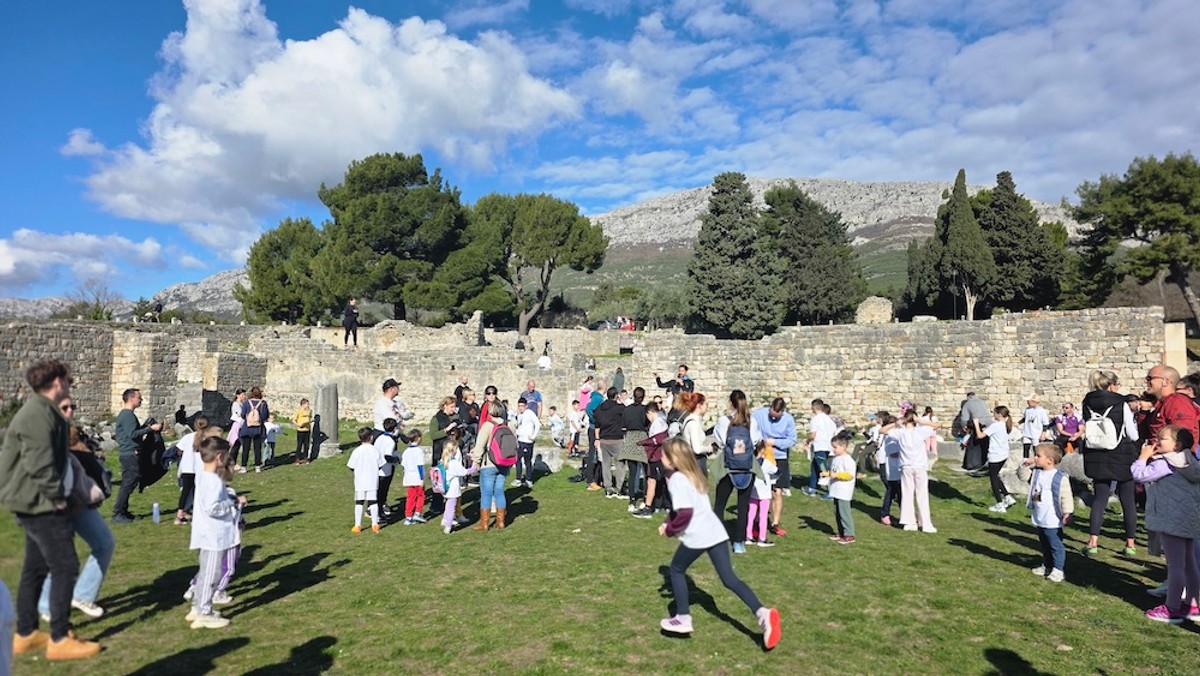 Trčim i čuvam Salonu