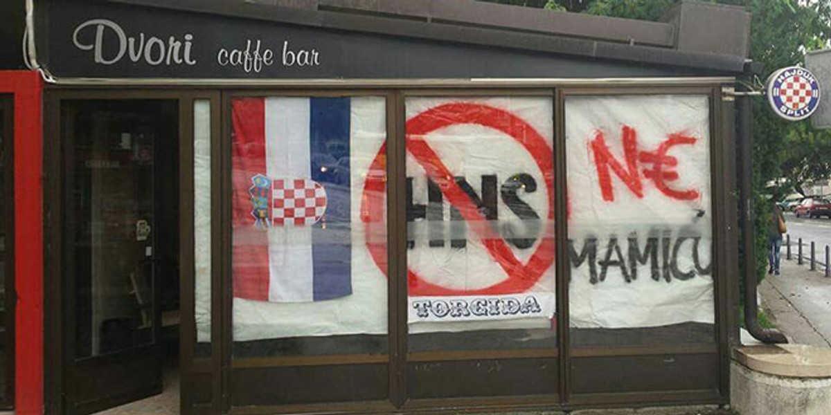 UŽIVO Kafić 'Mali gusar' u Omišu časti sve koji su došli ne gledati utakmicu