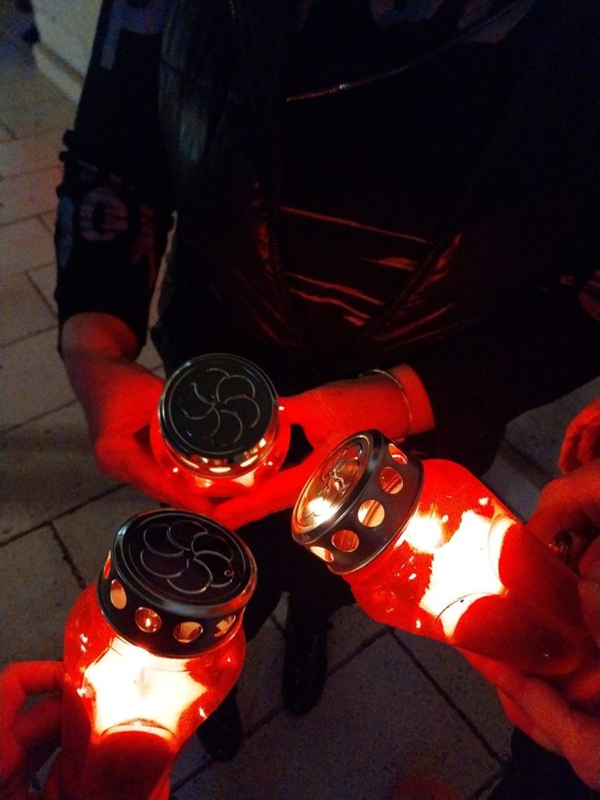 Svijeće ispred turističkih zajednica  | foto: GI 'Spasimo male obiteljske iznajmljivače'