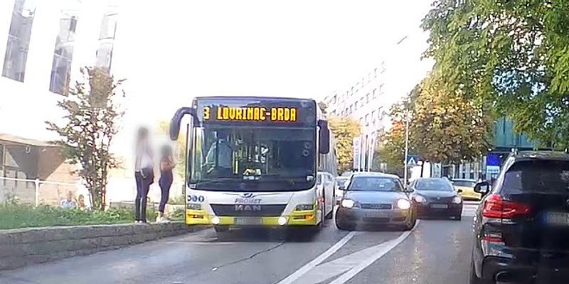 LAKŠA PROMETNA NAPRAVILA GUŽVU Sudar autobusa i osobnog automobila