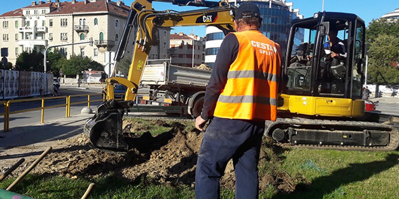 Na početku Vukovarske ulice su se zahuktali radovi na postavljanju spomenika 'I u mom gradu Vukovar svijetli'