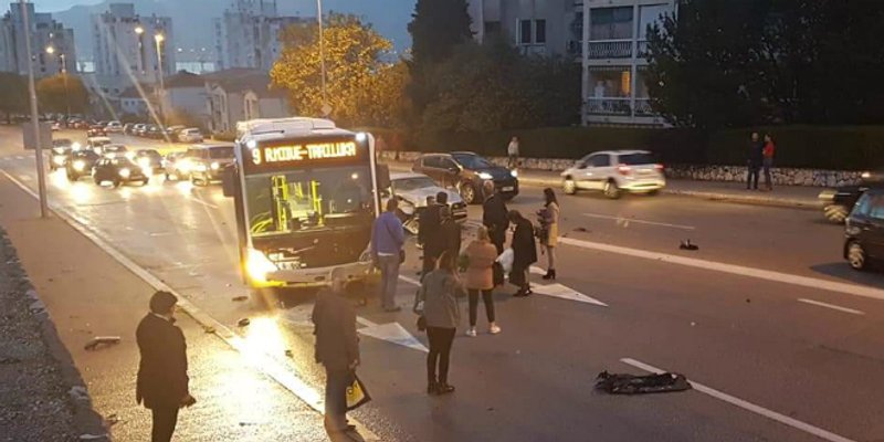 Sudar autobusa i automobila u Velebitskoj ulici
