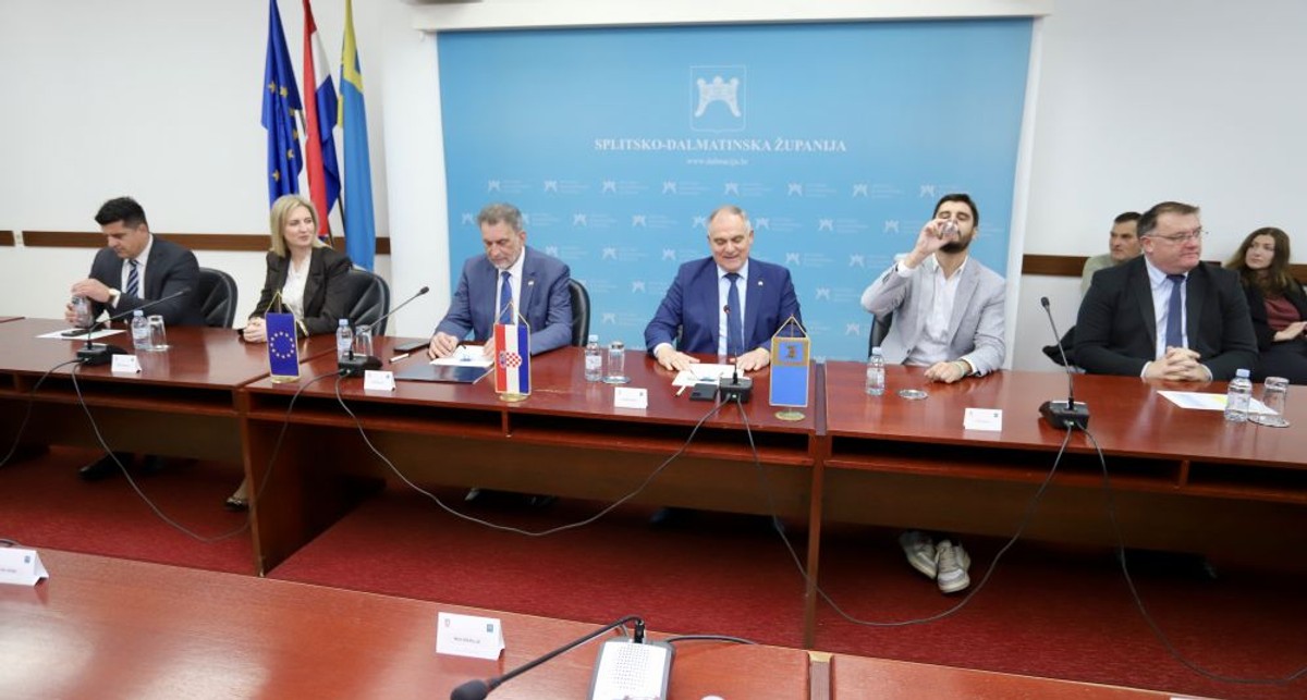 Potpisani ugovori za nove škole | foto: Veljko Martinović