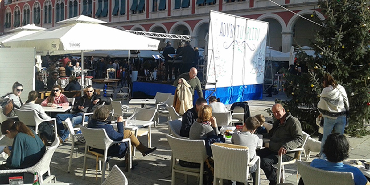 UŽIVO IZ GRADA: Badnjak protječe veselo i raspjevano