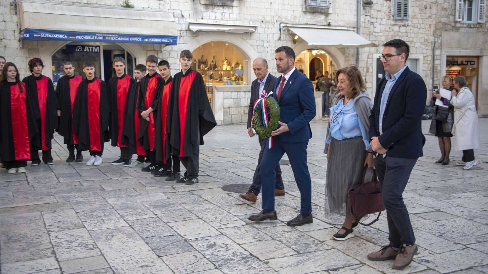 36. Marulićevi dani: Položeni vijenci na spomenik oca hrvatske književnosti