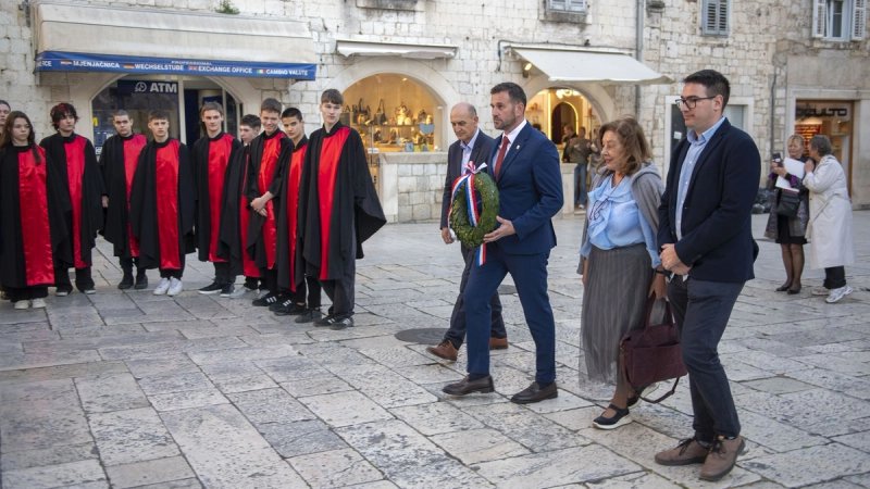 36. Marulićevi dani: Položeni vijenci na spomenik oca hrvatske književnosti