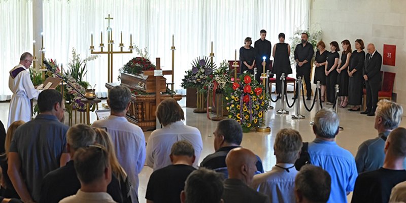 FOTOGALERIJA Renato Baretić pokopan na Lovrincu, od njega su se oprostili brojni prijatelji i kolege
