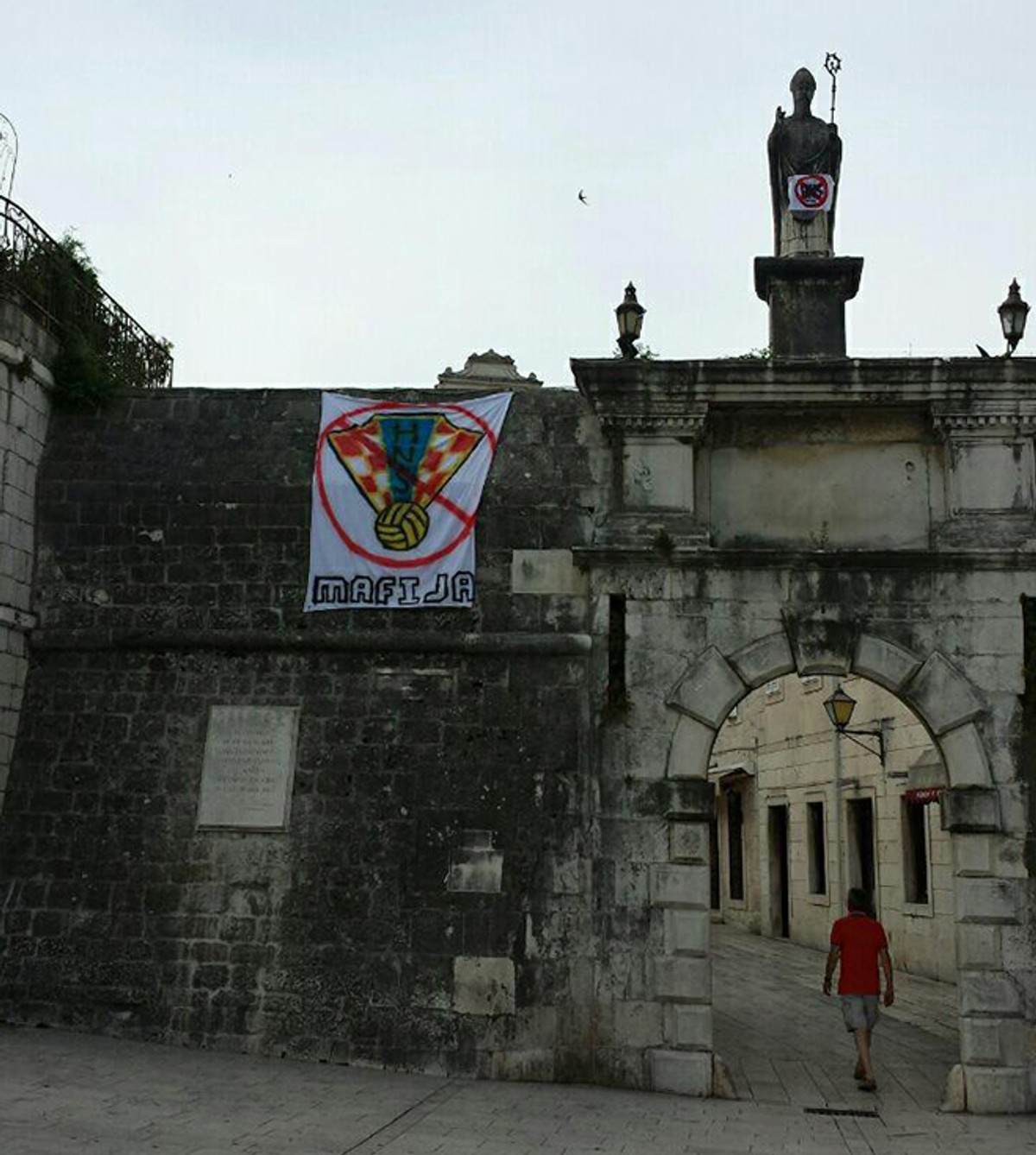 Poruka 'repki' na čiovskom mostu: 'Sve izgubili dabogda'